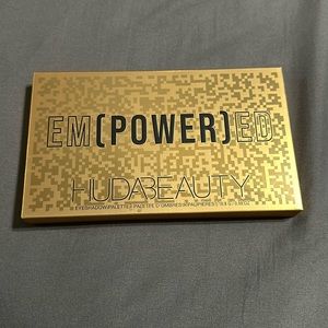 Huda beauty eyeshadow palette